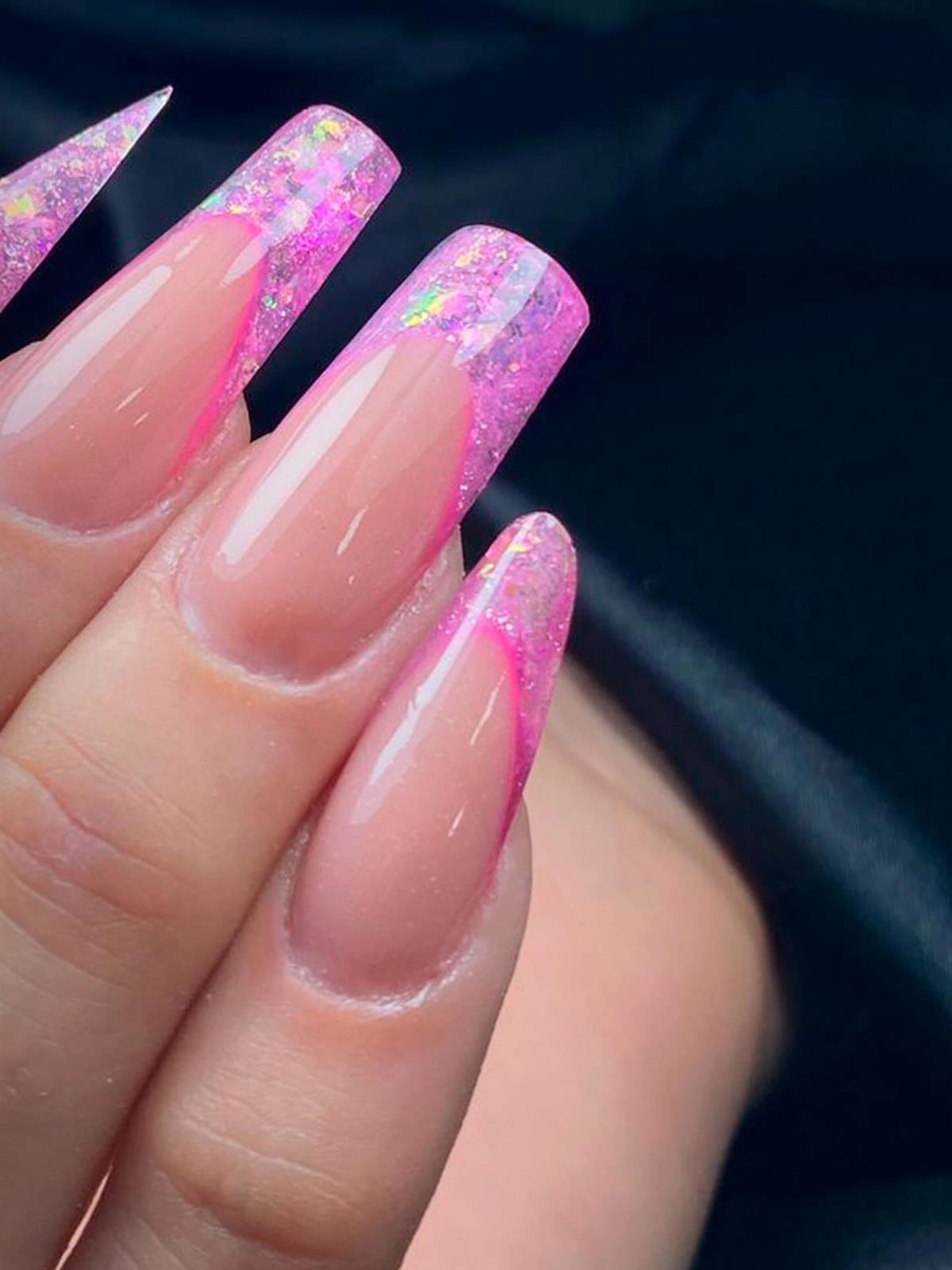 Acrílicas nude con francés rosa brillante, de Uñas Pao