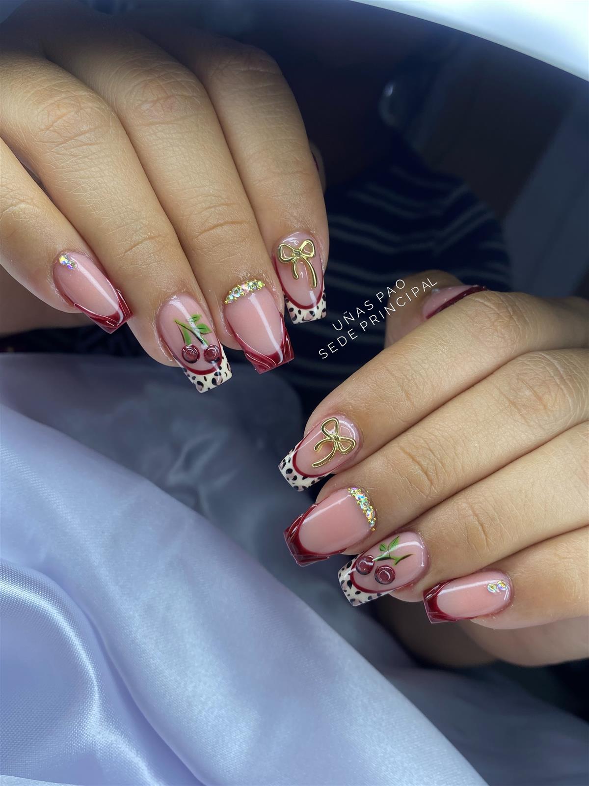 Semipermanente con francés rojo cereza y flores